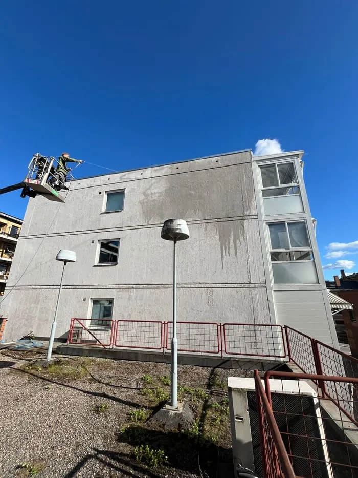 Bankgata – Skånsom fasadevask fra lift